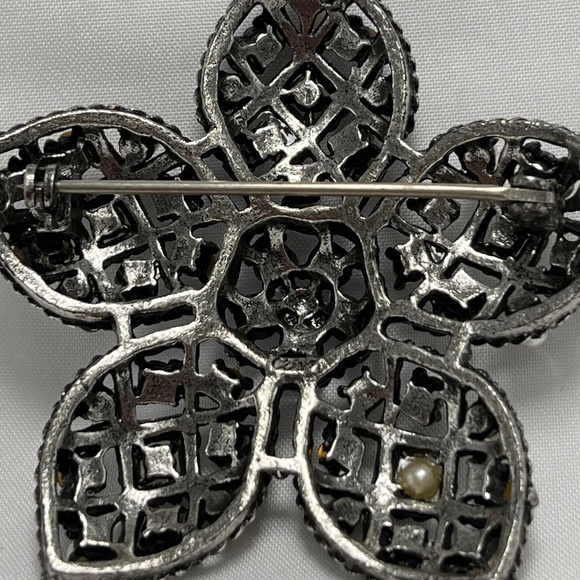 VINTAGE CORO twisted metal flower, blue rhinestone, and pearl brooch. - Picture 5 of 6